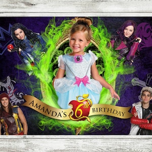 Peut inclure: Une toile de fond violette et verte avec une bannière dorée qui dit "Amanda's 6th Birthday". La bannière est devant un miroir avec une jeune fille habillée en Cendrillon. Il y a des personnages du film Disney Descendants de chaque côté du miroir.