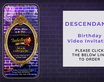 Puede incluir: Un fondo de pared de ladrillo morado con un rectángulo blanco en el centro. El rectángulo tiene el texto "DESCENDANTS Birthday Video Invitation PLEASE CLICK THE BELOW LINK TO ORDER" en texto negro. La imagen también muestra la pantalla de un teléfono inteligente con un espejo enmarcado en oro sobre un fondo de pared de ladrillo morado. El espejo tiene una manzana roja y el texto "Mirror Mirror on the Wall Isabella's 5 Join us for a wicked good time Saturday, February 25th at 12:00-14:00 Great Ashby Community Center, Large Hall, SG16NH RSVP: Elena by 15th Feb. 0730 000 000".