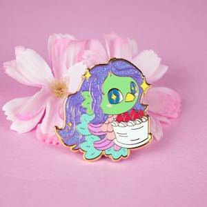 Amabie Christmas Cake Enamel Pin – Festive Yokai with Glitter