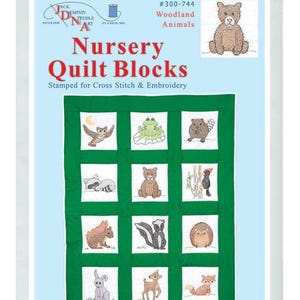 Puede incluir: Un conjunto de 12 bloques de colcha pre-estampados de 23 cm x 23 cm con animales del bosque. Los bloques están hechos de algodón y tejido de algodón mezclado y están diseñados para punto de cruz y bordado. Los bloques están dispuestos en una cuadrícula sobre un fondo verde. La imagen incluye el texto "Nursery Quilt Blocks" y "#300-744 Woodland Animals".