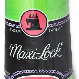 Op de afbeelding: Een spoel Maxi-Lock All Purpose Spun Polyester Serger Thread in een felgroene kleur. De spoel is gelabeld met de merknaam, het type garen en de lengte in yards en meters.