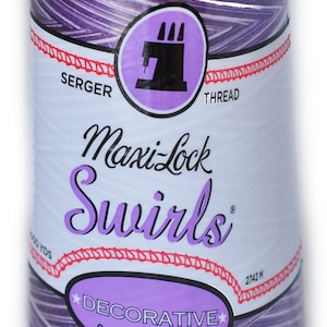 以下が含まれることがあります： 紫色のMaxi-Lock Swirlsオーバーロック糸の糸巻き。糸巻きには「Decorative Spun Polyester」と表示されており、縁には赤と白のロープのデザインが施されています。糸巻きは2742メートルです。