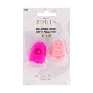 Pode incluir: Dois enfiadores de agulha de silicone rosa, um grande e um pequeno, em uma embalagem branca com o texto "BOHIN FRANCE TIRE-AIGUILLE CONFORT COMFORT NEEDLE PULLER XL + M Manufacture Française DEPUIS 1833"