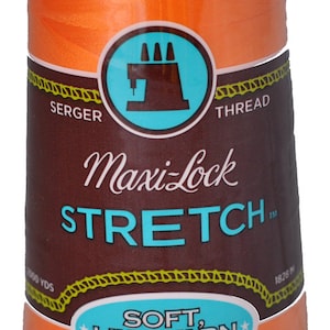 Peut inclure: Bobine orange de fil de surjeteuse Maxi-Lock Stretch, étiquetée "Soft, Like Yarn" et "Textured Nylon".
