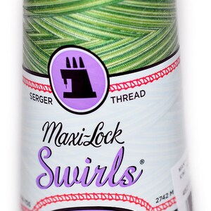 以下が含まれることがあります： 緑と白のサーロイン糸の糸巻きで、ブランド名は「Maxi-Lock Swirls」、ラベルには「Decorative Spun Polyester」と記載されています。糸巻きは2742メートルです。