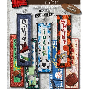 Könnte beinhalten: Ein Quiltmuster für einen Satz von fünf personalisierten Sport-Wandbehängen. Jeder Behang zeigt eine andere Sportart, darunter Hockey, Fußball, Basketball, Volleyball und Baseball. Das Muster enthält Anweisungen zum Erstellen der Behänge sowie einen Aufhänger für jeden. Das Muster trägt den Titel "So Many Sports" und ist 15,2 cm x 55,9 cm groß. Der Schwierigkeitsgrad ist Anfänger.