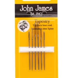Peut inclure: Paquet d'aiguilles à tapisserie John James, taille 18/22, avec le texte "Finest Quality Needles". L'emballage jaune et noir affiche le nom de la marque et le nombre d'aiguilles. Le paquet contient 6 aiguilles.