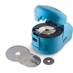 Pode incluir: Um abridor de latas elétrico azul com uma tampa de plástico transparente e uma lâmina prateada. Inclui quatro lâminas de reposição.