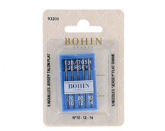 Puede incluir: Un paquete de 5 agujas Bohin Jersey en tamaños 10, 12 y 14. Las agujas están en una caja de plástico azul con el texto "130/705H Jersey" y "Bohin France" impreso en ella. El paquete está etiquetado como "5 Needles "Jersey" Flat Shank" y "5 Aiguilles Jersey Talon Plat".