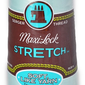 Peut inclure: Une bobine de fil à coudre Maxi-Lock Stretch bleu clair. L'étiquette indique "Maxi-Lock Stretch" et "Soft, Like Yarn, Textured Nylon".