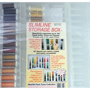 Könnte beinhalten: Eine transparente Aufbewahrungsbox aus Kunststoff für Garnrollen. Die Box ist mit "Slimline Storage Box" beschriftet und enthält eine Beschreibung ihrer Funktionen, darunter die Möglichkeit, bis zu 104 kleine Spulen aufzunehmen, und eine Hebevorrichtung zum einfachen Entfernen der Spulen. Die Box ist mit einer Auswahl an farbigen Garnrollen abgebildet.