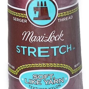 Peut inclure: Une bobine de fil à surjet Maxi-Lock Stretch de couleur bordeaux foncé. L'étiquette présente le nom de la marque, une icône de machine à coudre et le texte "Soft, Like Yarn, Textured Nylon".