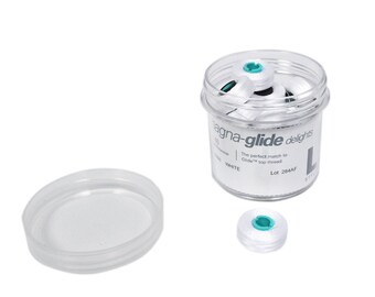 Może przedstawiać: Przezroczysty plastikowy słoik wypełniony białymi szpulkami nici. Słoik ma etykietę z napisem "magna-glide delights" i "The perfect match to Glide top thread". Etykieta zawiera również tekst "Lot 284AF".