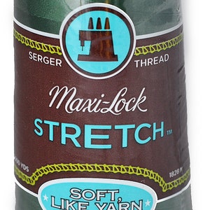 Peut inclure: Une bobine de fil à coudre Maxi-Lock Stretch Serger de couleur vert foncé. L'étiquette indique "Maxi-Lock Stretch" et "Soft, Like Yarn, Textured Nylon".
