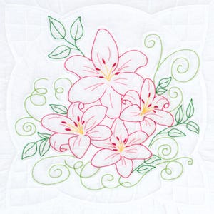 Puede incluir: Diseño bordado de lirios rosas con hojas y enredaderas verdes. Los lirios tienen centros amarillos y están delineados en rojo.