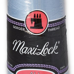 Puede incluir: Una bobina de hilo de coser Maxi-Lock azul claro para remalladora. La bobina está etiquetada como "All Purpose Spun Polyester" y tiene una etiqueta roja con un gráfico de máquina de coser. La bobina es de 600 yardas (2742 metros).