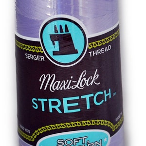 Peut inclure: Une bobine de fil à coudre sergé Maxi-Lock Stretch de couleur violette. L'étiquette indique "Maxi-Lock Stretch" et "Soft, Like Yarn, Textured Nylon".