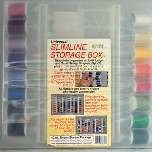 Könnte beinhalten: Eine transparente Universal Slimline Aufbewahrungsbox aus Kunststoff, gefüllt mit bunten Garnspulen. Die Box hat ein Etikett mit Text, der ihre Eigenschaften beschreibt, einschließlich der Kapazität für 64 Spulen und der Möglichkeit, verschiedene Größen aufzunehmen.