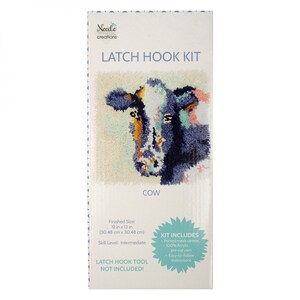Puede incluir: Kit de gancho de enganche para crear una alfombra de 30,48 cm x 30,48 cm con un diseño de vaca colorido. El kit incluye lienzo de malla impreso, hilo acrílico precortado e instrucciones. Herramienta de gancho de enganche no incluida.