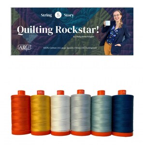 Puede incluir: Seis carretes de hilo 100% algodón en naranja, dorado, blanco, gris claro, gris azulado y azul oscuro. Los carretes están etiquetados con "Aurifil" y forman parte de la colección "Quilting Rockstar!" de HollyAnne Knight.