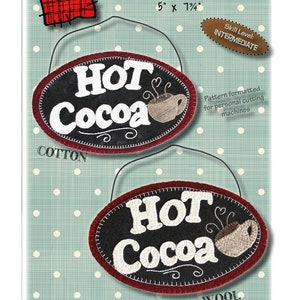 Può includere: Un modello di artigianato in feltro per un cartello di cioccolata calda. Il modello è per un cartello rotondo mini di 5 pollici per 7 1/4 pollici. Il cartello è nero con lettere bianche e una tazza di feltro marrone con vapore. Il modello è formattato per macchine da taglio personali. Il modello è etichettato come "Cioccolata calda" e "Cotone".