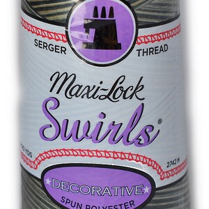 Op de afbeelding: Een spoel Maxi-Lock Swirls decoratief gesponnen polyester garen in een zwart en beige swirl-patroon. De spoel is gelabeld "Overlockgaren" en "Maxi-Lock Swirls".