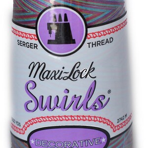 以下が含まれることがあります： Maxi-Lock Swirls デコレーティブ スパンポリエステル糸の糸巻き。糸はピンク、ブルー、グリーン、ブラウンのマルチカラーの渦巻きです。糸巻きには「Maxi-Lock Swirls」と「Decorative Spun Polyester」のラベルが貼られています。