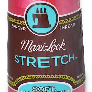 Peut inclure: Une bobine de fil à coudre sergé Maxi-Lock Stretch rose. L'étiquette indique "Soft, Like Yarn" et "Textured Nylon".