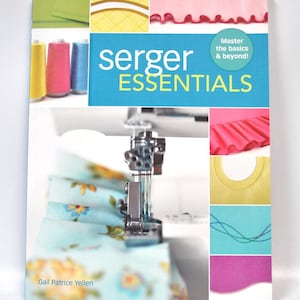 Peut inclure: Un livre à couverture souple intitulé Serger Essentials par Gail Patrice Yellen. La couverture présente un fond bleu avec du texte blanc et jaune, une surjeteuse cousant du tissu floral et divers petits panneaux montrant des techniques de couture.
