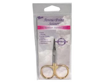 Puede incluir: Tijeras de punta de aguja con mango dorado y hoja fina dentada. El embalaje dice "New Arrow-Point Scissor Fine Needleart Stainless Scissor" y "Precision Crafted Stainless".