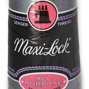 以下が含まれることがあります： グレーのMaxi-Lockオーバーロック糸のスプール。スプールには「All Purpose Spun Polyester」と表示され、ピンクのラベルにはミシンが描かれています。スプールは2742メートルです。