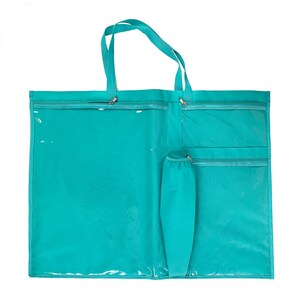 Op de afbeelding: Een turquoise blauwe tote bag met transparante kunststof panelen en meerdere ritsvakken. De tas heeft twee bovenste handvatten.
