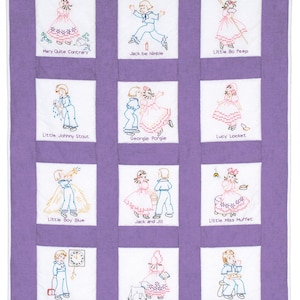 Puede incluir: Una colcha morada con 12 cuadrados bordados que representan personajes de rimas infantiles. Cada cuadrado tiene un fondo blanco con bordado de colores. Los personajes incluyen Mary Quite Contrary, Jack be Nimble, Little Bo Peep, Little Johnny Stout, Georgie Porgie, Lucy Locket, Little Boy Blue, Jack and Jill, Little Miss Muffet, Ten O'clock Scholar, Mary had a Little Lamb y Little Jack Horner.