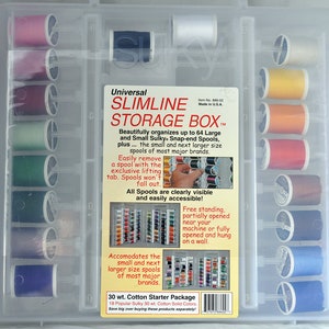 Könnte beinhalten: Eine transparente Aufbewahrungsbox aus Kunststoff für Garnrollen. Die Box ist mit "Universal Slimline Storage Box" beschriftet und verfügt über ein Design, das einen einfachen Zugriff auf die Rollen ermöglicht. Die Box kann bis zu 64 große und kleine Garnrollen aufnehmen. Die Box ist auch mit "30 wt. Cotton Starter Package" beschriftet und enthält 18 beliebte Sulky 30 wt. Baumwoll-Uni-Farben.