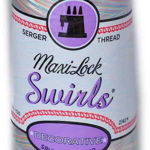 Op de afbeelding: Een spoel Maxi-Lock Swirls decoratief gesponnen polyester garen in een regenboog van kleuren. De spoel is gelabeld "Overlockgaren" en heeft een naaimachine-icoon.