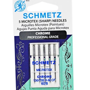 Puede incluir: Un paquete de 5 agujas de máquina de coser Microtex cromadas, tamaño 60/8, de la marca Schmetz. El paquete es azul y blanco con el nombre de la marca y los detalles del producto impresos en él.
