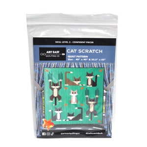 Könnte beinhalten: Ein Quiltmuster für einen Katzen-Quilt namens "Cat Scratch". Das Muster zeigt einen grünen Hintergrund mit mehreren Katzen in verschiedenen Posen, darunter eine Katze, die an einem Kratzbaum kratzt. Das Muster ist in zwei Größen erhältlich: 40" x 40" und 55,5" x 62".