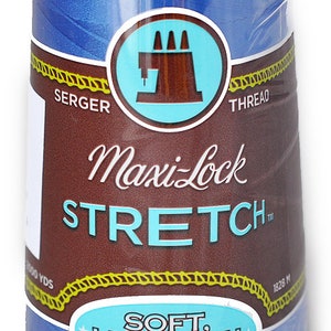 Peut inclure: Une bobine de fil à surjet bleu Maxi-Lock Stretch. L'étiquette présente un dessin de machine à coudre et les mots "SERGER THREAD" et "SOFT LIKE YARN TEXTURED NYLON". La bobine contient 1828 mètres de fil.