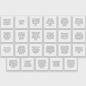 Puede incluir: Una colección de veintitrés tarjetas cuadradas blancas con texto impreso en negro de varios versículos bíblicos sobre el amor y el matrimonio. Cada tarjeta muestra un pasaje de las escrituras único con su cita, dispuestas en una cuadrícula.