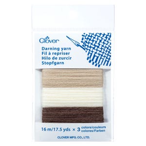 Może przedstawiać: Opakowanie nici do cerowania Clover w odcieniach beżu, bieli i brązu. Na opakowaniu widnieje napis "Darning yarn", "Fil à repriser", "Hilo de zurcir" i "Stopfgarn". Nić ma długość 16 m i zawiera 3 kolory.