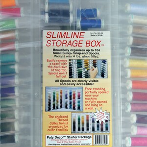 Puede incluir: Una caja de almacenamiento Slimline de plástico transparente llena de coloridas bobinas de hilo. La caja está etiquetada como "Slimline Storage Box" e incluye texto sobre la organización de hasta 104 bobinas. Los colores del hilo van desde azules y verdes hasta rosas y naranjas.