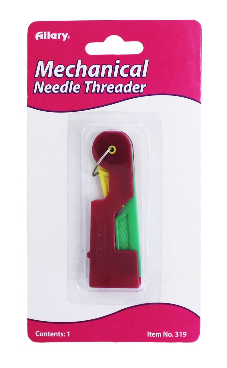 Op de afbeelding: Een rode, groene en gele plastic naaldinvoerder met een metalen lus. De verpakking is roze en zegt "Mechanische naaldinvoerder". Het artikelnummer is 319.