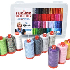 Puede incluir: Un conjunto de 10 carretes de hilo en varios colores, incluyendo azul verdoso, verde, marrón, blanco, azul, gris, beige, morado, rosa, dorado y marrón. Los carretes están etiquetados como "Island Batik" y forman parte de "The Foundations Collection 2".