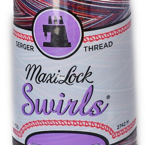 Op de afbeelding: Een spoel Maxi-Lock Swirls decoratief overlockgaren in een rood, wit en blauw swirl-patroon. De spoel is gelabeld "Maxi-Lock Swirls" en "Decorative Spun Polyester".