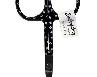 Puede incluir: Tijeras de bordado negras con un patrón floral blanco en los mangos. Las tijeras tienen una hoja plateada y una etiqueta que dice "Embroidery Scissors Style #14813".