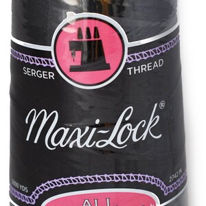 Op de afbeelding: Een zwarte spoel Maxi-Lock lockgaren. De spoel heeft een witte bovenkant en is verpakt in zwart plastic. Het etiket bevat de woorden "Maxi-Lock", "Serger Thread" en "All Purpose Spun Polyester".