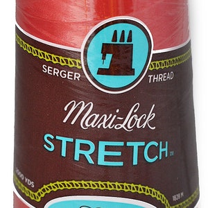 Peut inclure: Une bobine de fil à coudre rouge Maxi-Lock Stretch pour surjeteuse, étiquetée "Soft, Like Yarn" et "Textured Nylon".