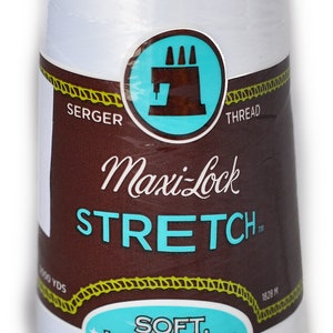 Peut inclure: Une bobine de fil à coudre sergé Maxi-Lock Stretch blanc avec une étiquette brune indiquant "Soft, Like Yarn" et "Textured Nylon". L'étiquette comporte également une icône de machine à coudre et le texte "Serger Thread" et "Maxi-Lock Stretch".