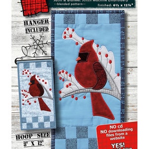 Könnte beinhalten: Winter Cardinal Stickmaschinen-Stickmuster mit einem roten Kardinalvogel auf einem Zweig mit weißen Beeren. Das Design ist 16,5 cm x 31 cm groß und beinhaltet einen Aufhänger. Das Design ist für einen 20 cm x 30 cm großen Rahmen geeignet. Das Design ist auf einem USB-Stick verfügbar. Patch Abilities, Inc.