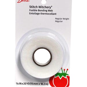 Può includere: Una confezione di Dritz Stitch Witchery, una tela adesiva fusibile. Il rotolo bianco di peso normale misura 15 mm x 18,2 m. La confezione presenta il logo Dritz e informazioni sul prodotto.